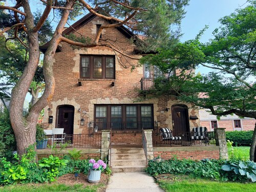 Art of the Ordinary  a Colorful 5BR Retreat in Whitefish Bay