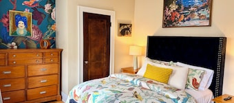 Art of the Ordinary a Colorful 5BR Retreat in Whitefish Bay