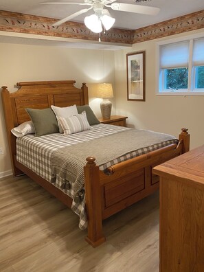 Iron/ironing board, WiFi, bed sheets - Lakeside Place 3BR/2BA Condo Big Bear Resort Kentucky Lake Benton, KY (Benton)