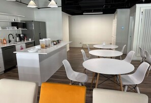 Dining - Modern Simcoe Street Pod Near Eaton Centre (Toronto)