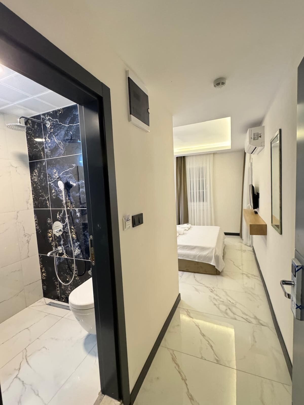 Deluxe tweepersoonskamer, balkon | Badkamer | Een douche, een haardroger, handdoeken, zeep