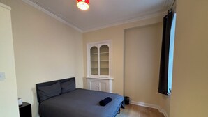 2 bedrooms, iron/ironing board, WiFi, bed sheets - Peaceful Hot Tub Hideaway w/Private Garden (Cardiff)