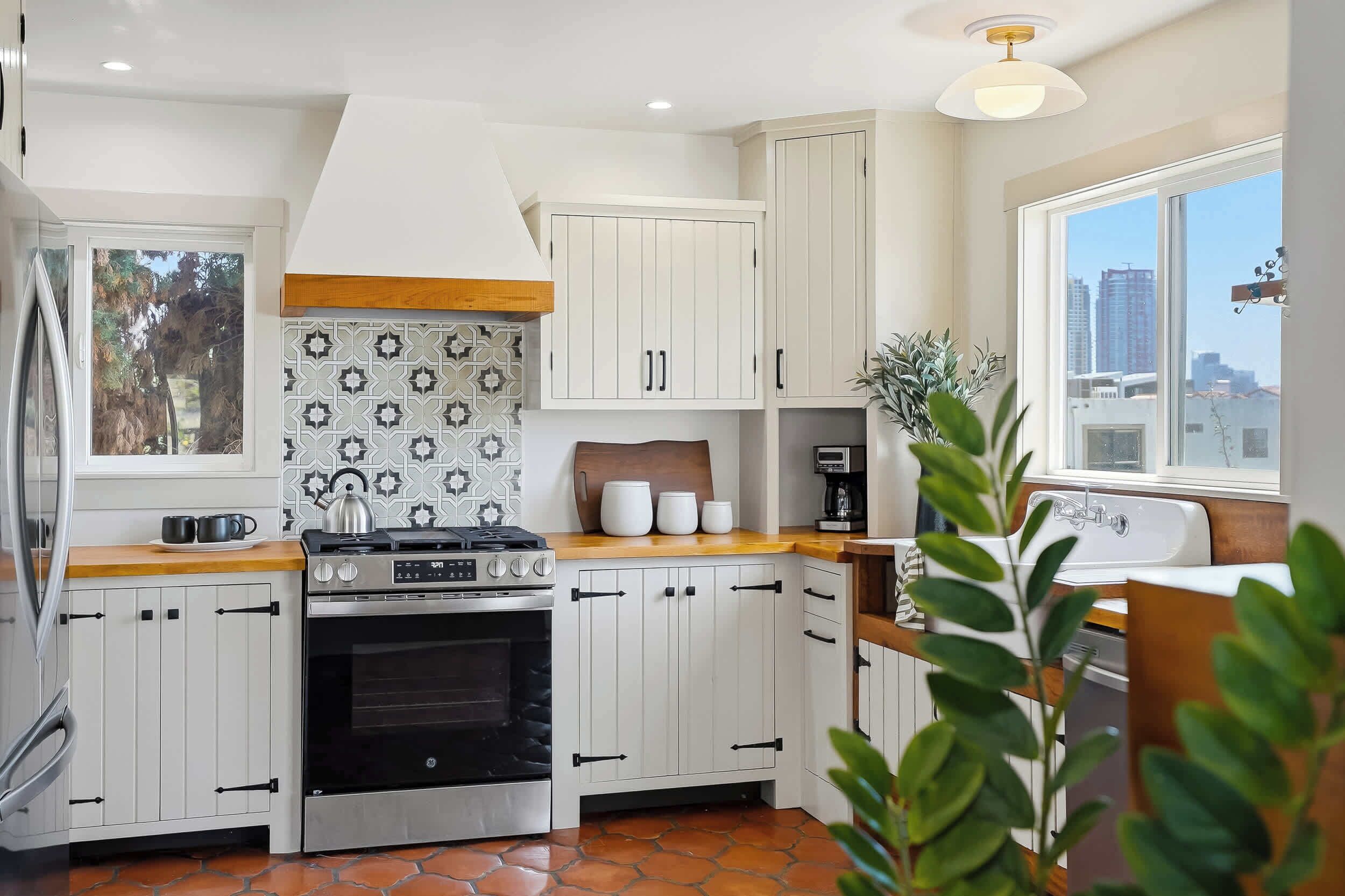 Coffee/tea maker, fridge, microwave, stovetop