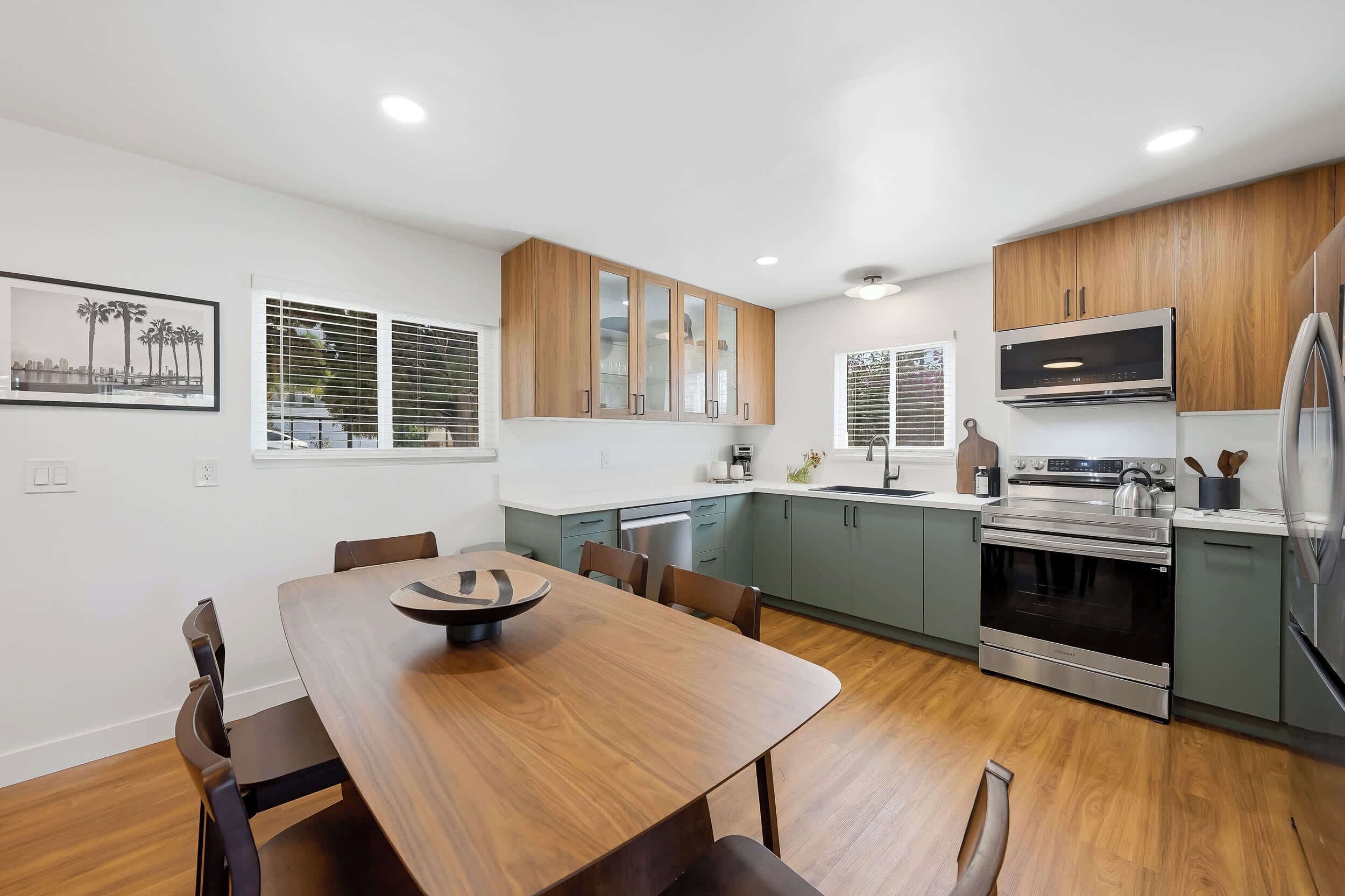 Coffee/tea maker, fridge, microwave, stovetop