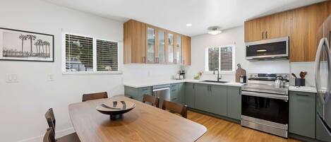 Coffee/tea maker, fridge, microwave, stovetop