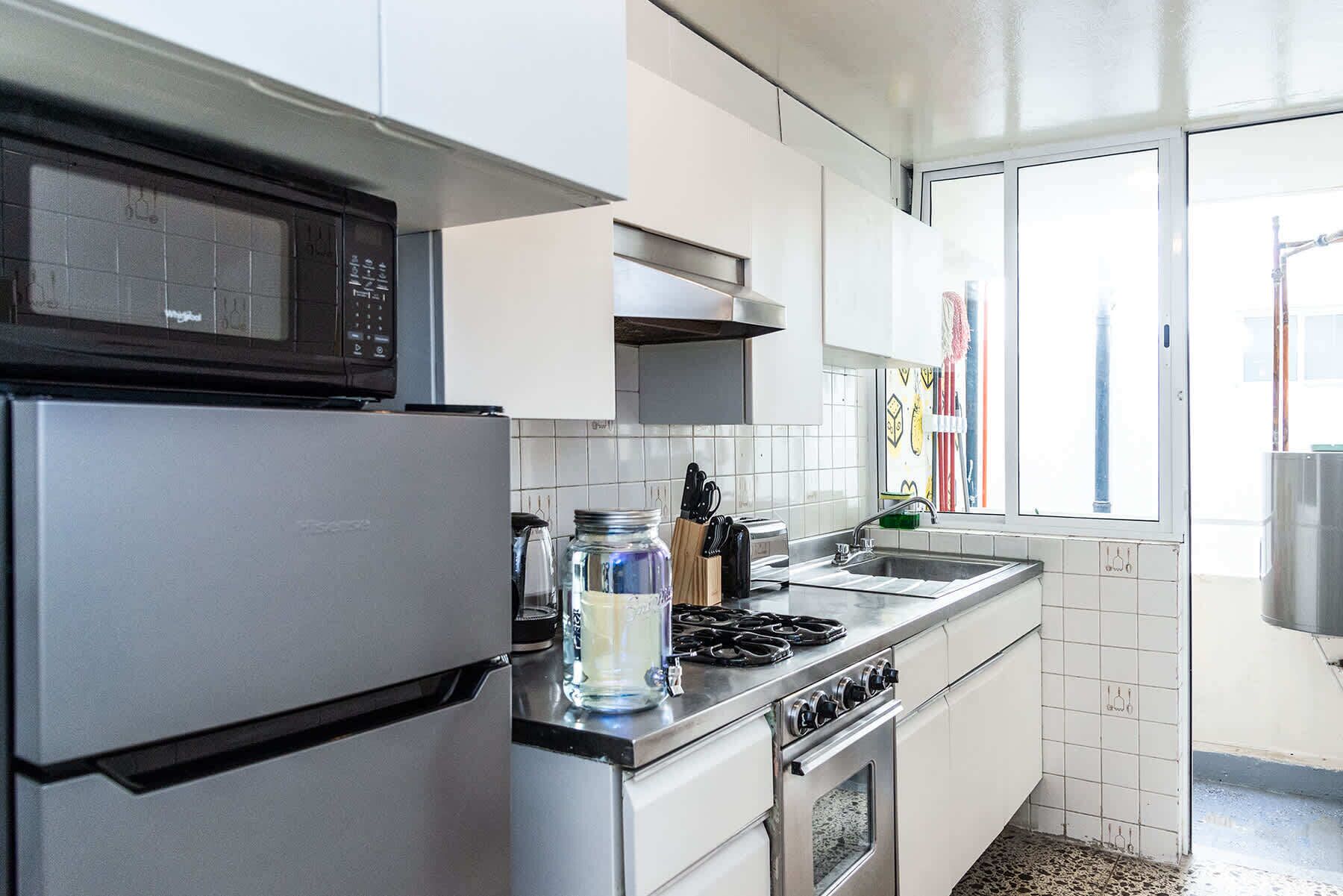 Een koffiezetapparaat/waterkoker, een koelkast, een magnetron, een oven