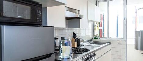 Coffee/tea maker, fridge, microwave, oven