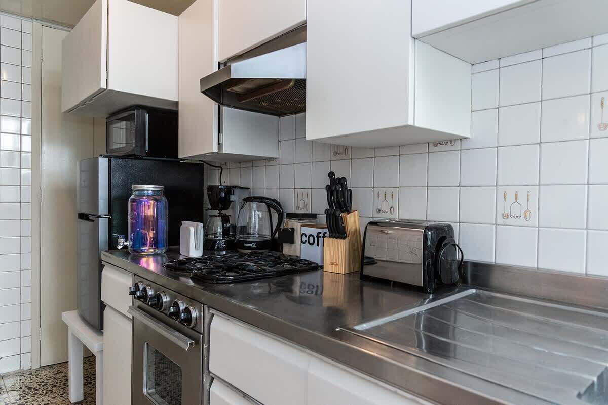 Wasserkocher mit Kaffee-/Teezubehör, Kühlschrank, Mikrowelle, Ofen