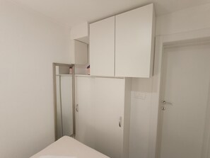 A room with a white wardrobe, a mirror, and a door. - Studio apartman  Belleza with jacuzzi and private parking (Zadar)