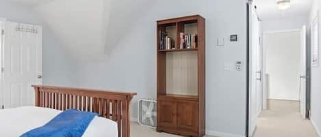 4 habitaciones, tabla de planchar con plancha, wifi y ropa de cama