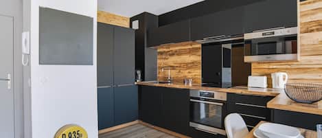 Coffee/tea maker, fridge, microwave, oven