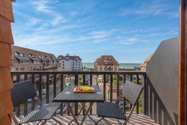Outdoor dining - Le Balcon du Grand Cap - vue mer - Welkeys (Villers-sur-Mer)
