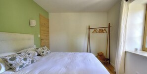 3 bedrooms, travel crib, internet, bed sheets