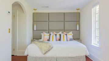 5 bedrooms, iron/ironing board, Internet, bed sheets