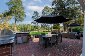Outdoor dining - Luxury Retreat on Pinehurst #2 w/ 11 beds & Sauna (Pinehurst)