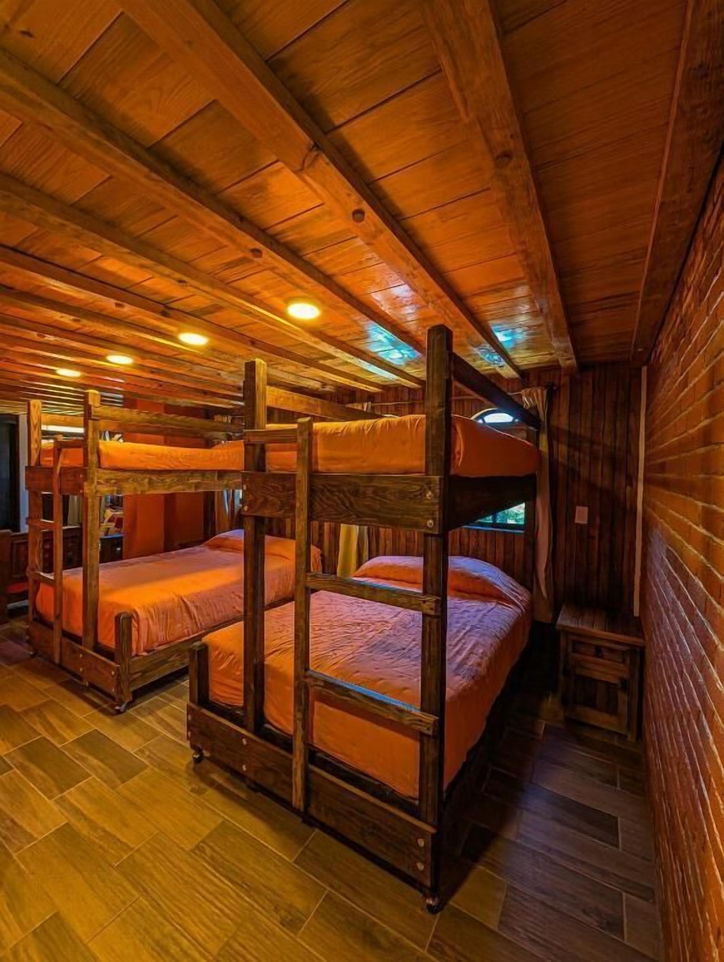 Habitación cuádruple Deluxe, balcón, vista a la montaña | Wifi gratis 