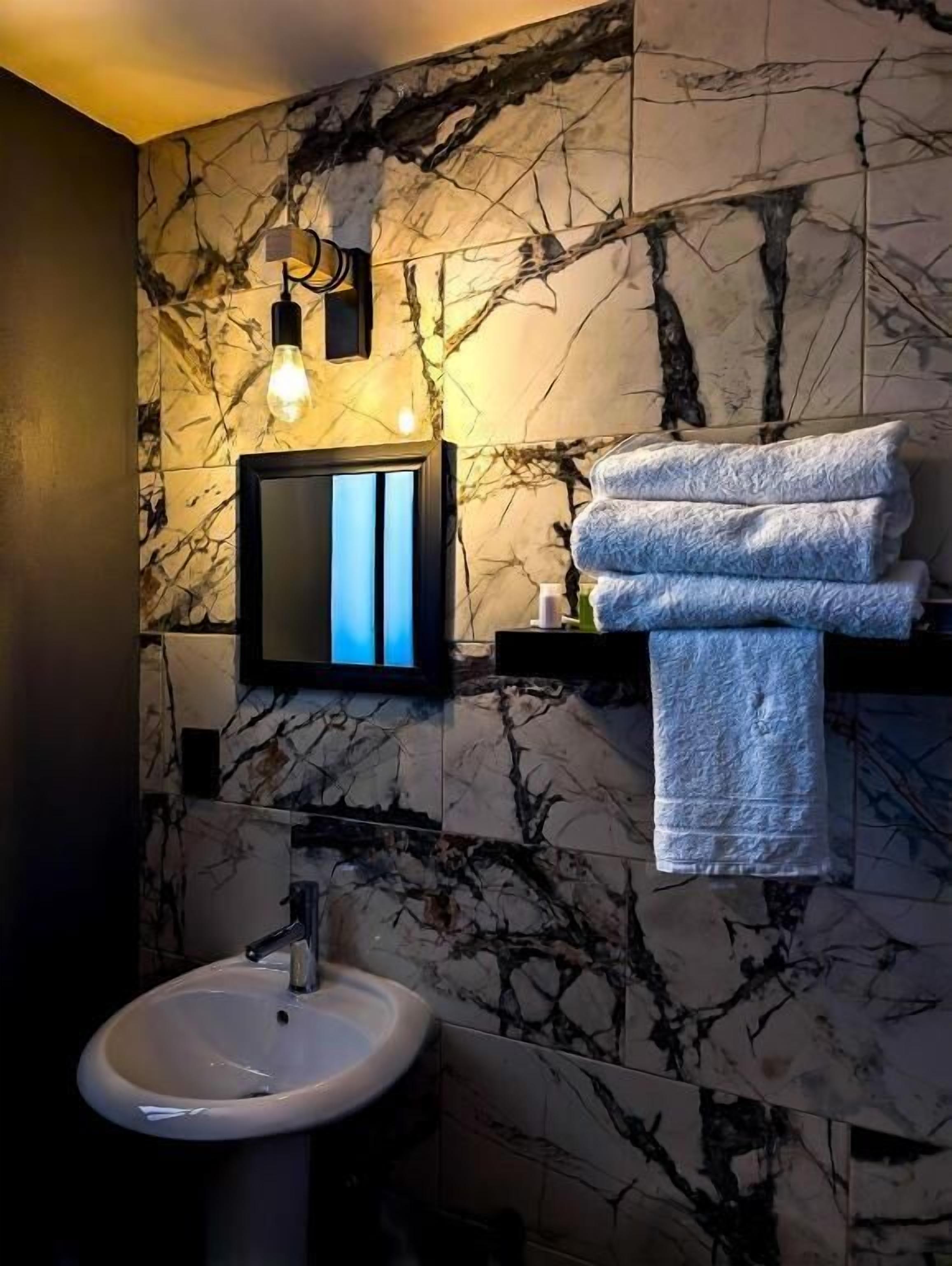 Quadruple Room, Balcony, City View | Bathroom | Free toiletries, towels, soap, shampoo