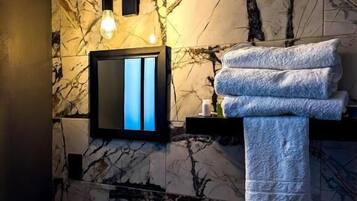 Quadruple Room, Balcony, City View | Bathroom | Free toiletries, towels, soap, shampoo