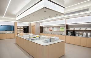 Uma cozinha moderna com uma ilha central, eletrodomésticos embutidos e um design limpo e minimalista.