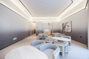 A modern interior with a central seating area, a wall-mounted artwork, and a minimalist design. - JI HOTEL Wuhan Xudong Avenue (Wuhan)