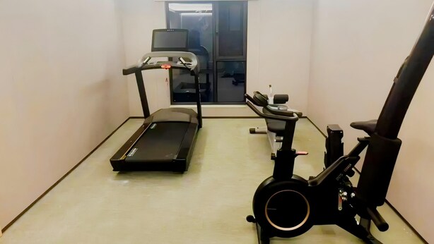 A compact gym with a treadmill and an elliptical machine. - JI HOTEL Wuhan Xudong Avenue (Wuhan)