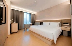 Chambre Double Standard, vue ville | Mini-bar avec articles gratuits, bureau