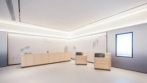 A modern, minimalist reception area with a long counter and two smaller stations. - JI HOTEL Wuhan Xudong Avenue (Wuhan)