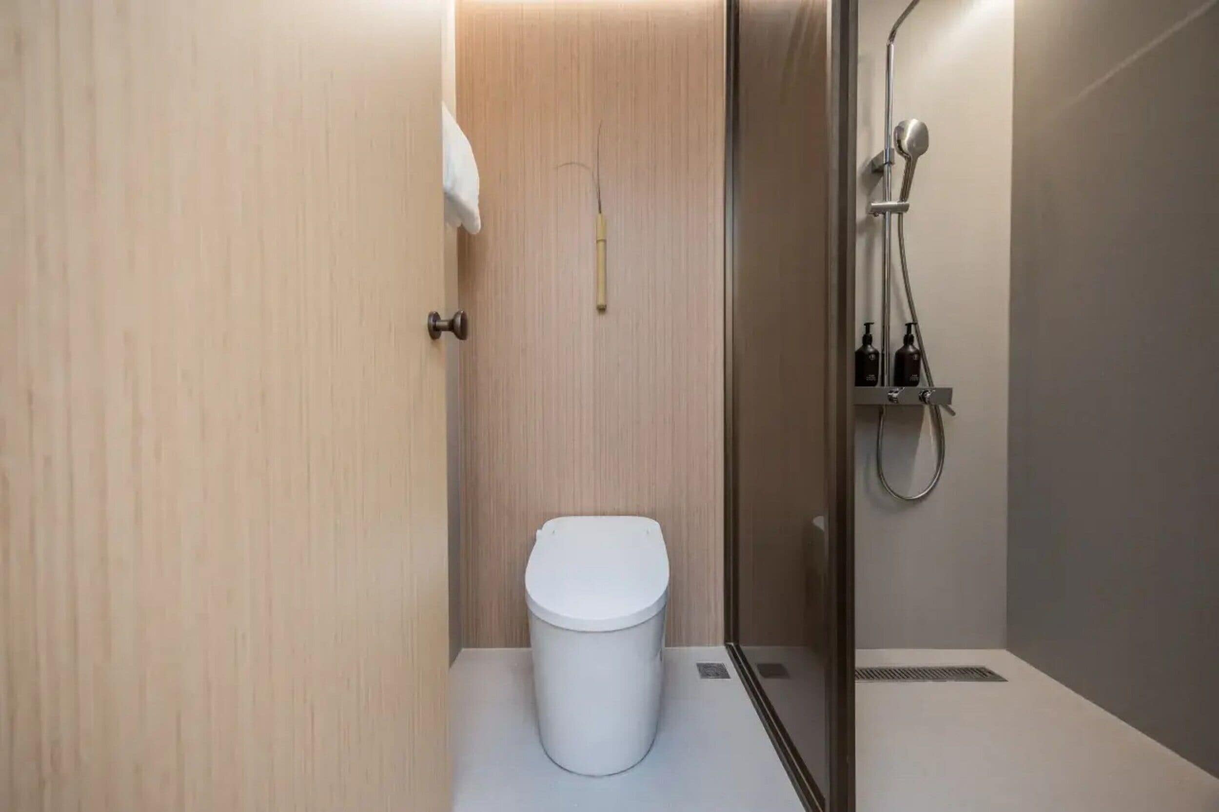 Standard Double Room, City View | Bathroom | Shower, hair dryer, towels, shampoo