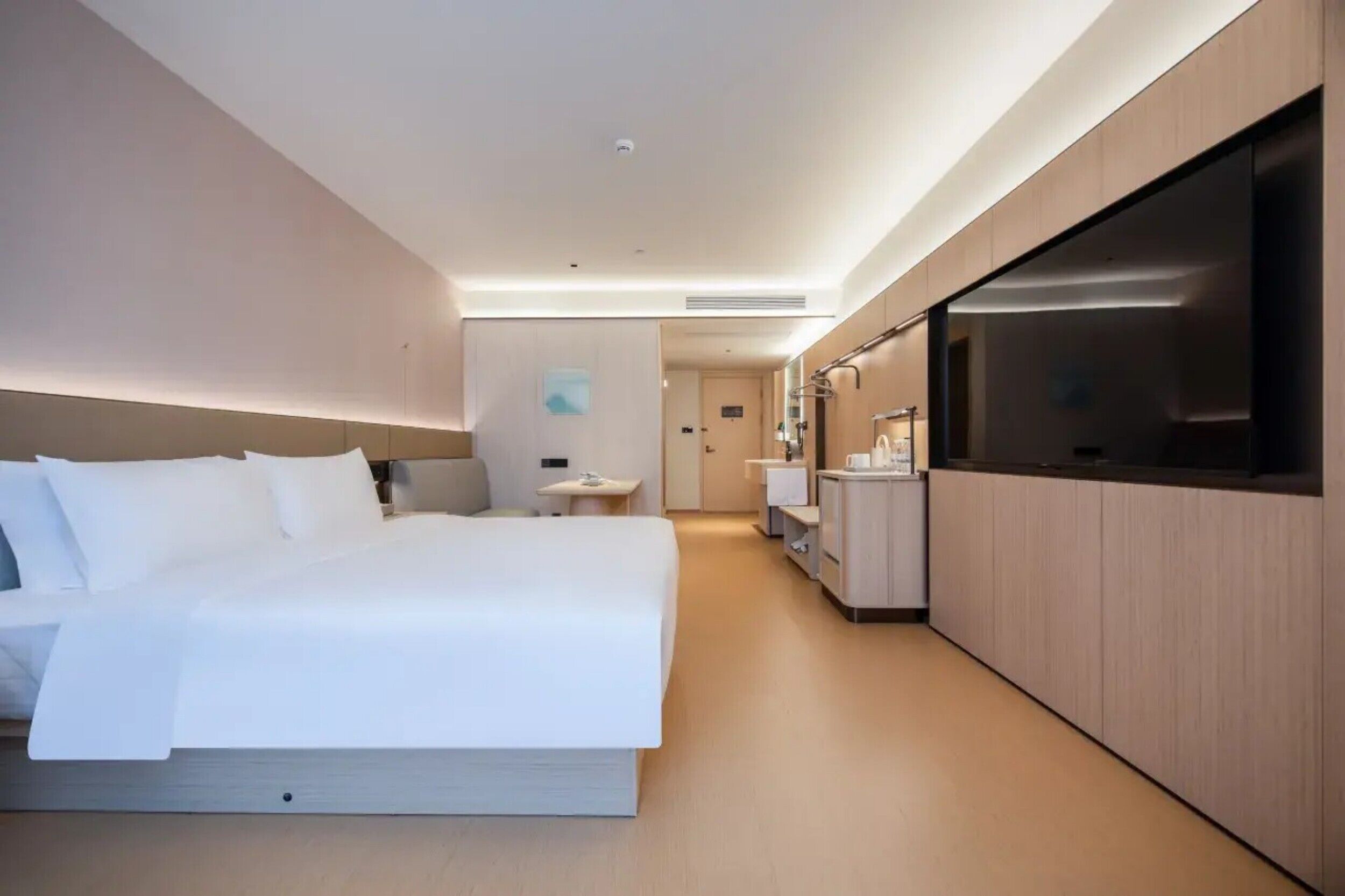 Business Double Room, City View | Minibar (some free items), desk, laptop workspace, WiFi (free)