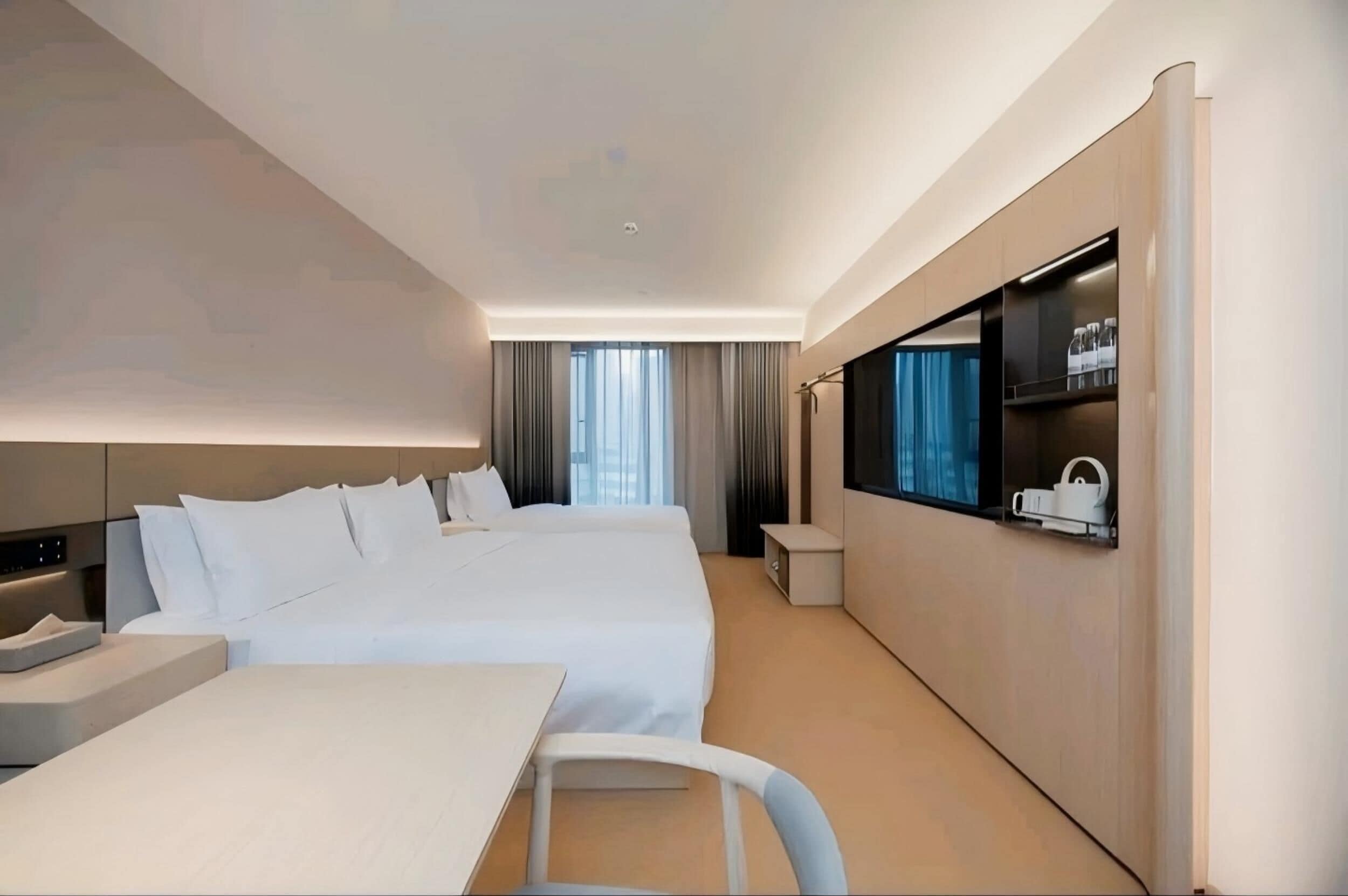 Phòng 2 giường đơn Premier, quang cảnh thành phố | Minibar với thức ăn, đồ uống miễn phí, bàn 