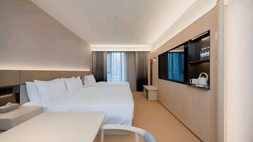Phòng 2 giường đơn Premier, quang cảnh thành phố | Minibar với thức ăn, đồ uống miễn phí, bàn