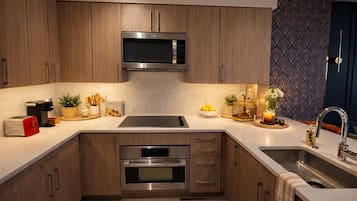 Coffee/tea maker, fridge, microwave, oven