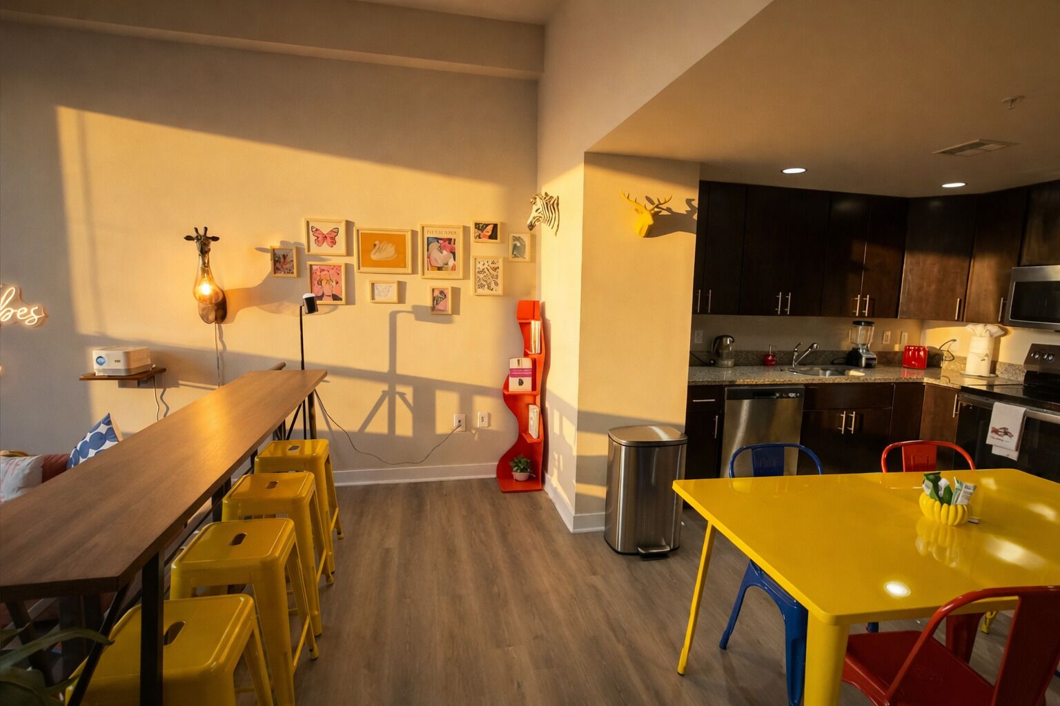 Una cocina moderna con armarios oscuros, un lavavajillas de acero inoxidable y un microondas.