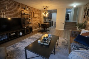 Smart TV - Shaw 1BR | Bedroom Projector Cinema, Rooftop & Fitness (washington)
