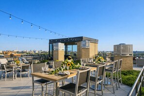 Outdoor dining - Shaw 1BR | Bedroom Projector Cinema, Rooftop & Fitness (washington)
