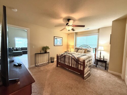 Delafield Lake Country 2BDR private garage entry + deck, walkable area near lake