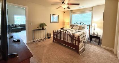 Delafield Lake Country 2BDR private garage entry + deck, walkable area near lake