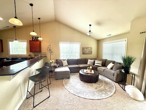 Delafield Lake Country 2BDR private garage entry + deck, walkable area near lake