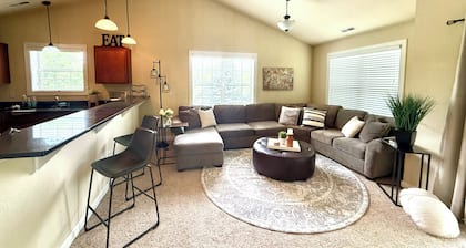 Delafield Lake Country 2BDR private garage entry + deck, walkable area near lake