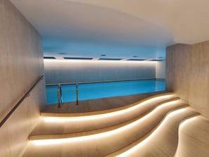 Una piscina cubierta