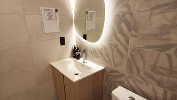 Classic-Studio, Stadtblick | Badezimmer | Dusche, kostenlose Toilettenartikel, Handtücher, Seife