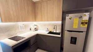 Studio phong cách cổ điển, quang cảnh thành phố | Bếp riêng | Tủ lạnh, lò vi sóng, dụng cụ nấu nướng/bát dĩa/dao nĩa 