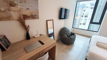 Studio Classique, vue ville | Bureau, espace de travail pour ordinateur portable
