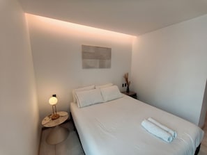 Estudio clásico, vistas a la ciudad | Escritorio y espacio para trabajar con un portátil