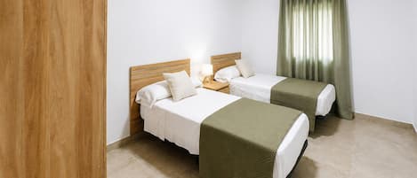 5 bedrooms, travel crib, WiFi (free)