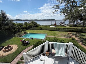 Ein Garten mit Swimmingpool, einer Terrasse und Seeblick.