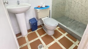 Ein Badezimmer mit Waschbecken, Toilette und Dusche.