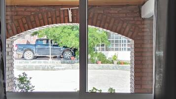 Habitación doble familiar, para no fumadores, vista a la montaña | Vista al jardín