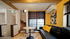 Un intérieur moderne avec un canapé, une table et un escalier.