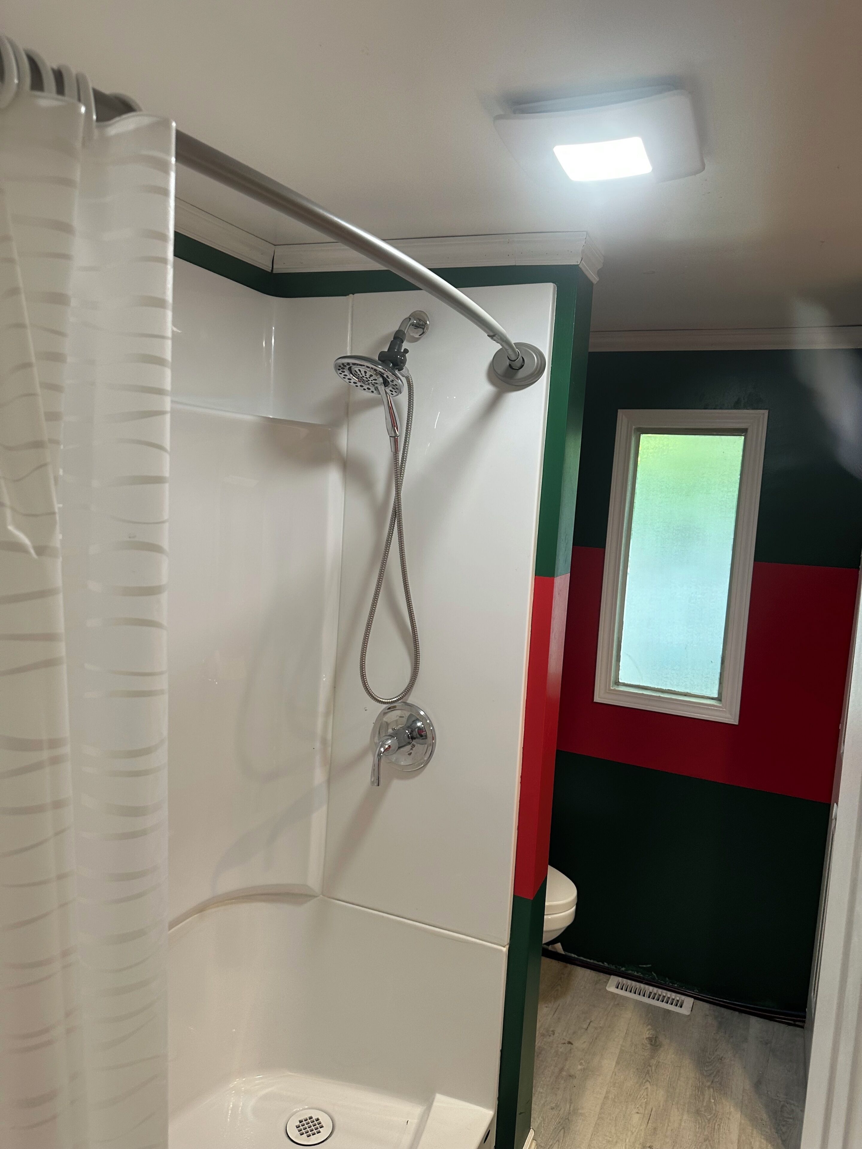 Douche, sèche-cheveux, serviettes fournies, savon